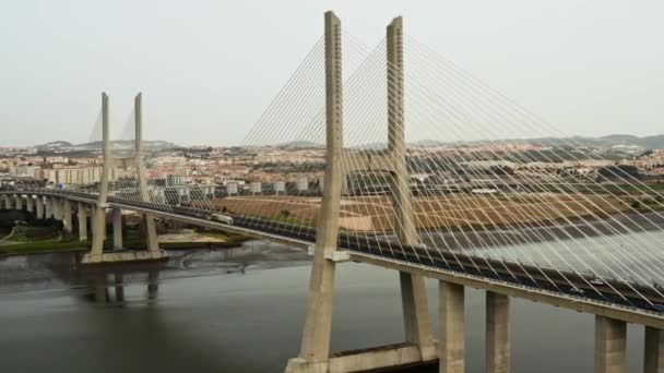 Letecký pohled na most Vasco da Gama v Portugalsku, nejdelší most v Evropě, přes řeku Tagus ve východní části města. - Záběry, video