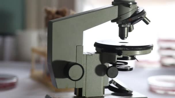 Μικροσκόπιο σε ένα ιατρικό εργαστήριο στο νοσοκομείο - Πλάνα, βίντεο