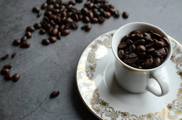 чашка кави з шоколадом на дерев'яному фоні
 - Фото, зображення