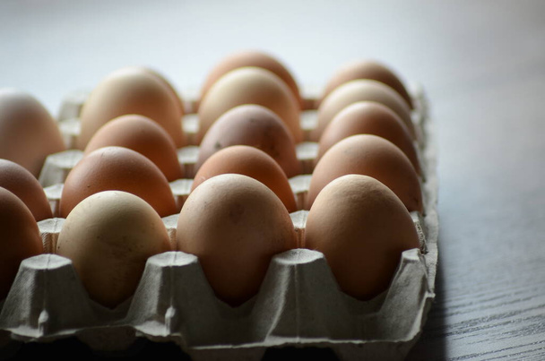 свежие коричневые яйца в упаковке - Фото, изображение