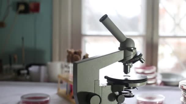 Microscópio em laboratório médico no hospital
 - Filmagem, Vídeo