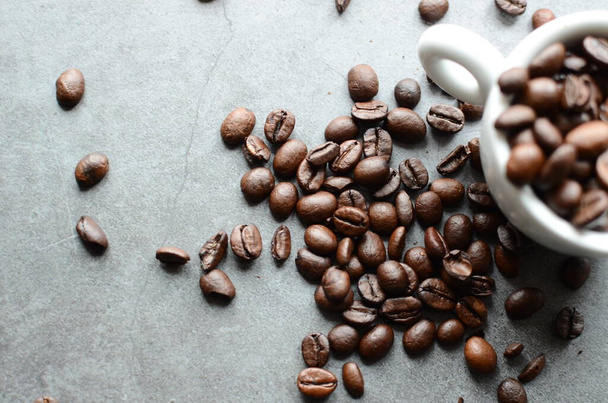 Kaffeebohnen und Kaffeetasse auf einem hölzernen Hintergrund - Foto, Bild