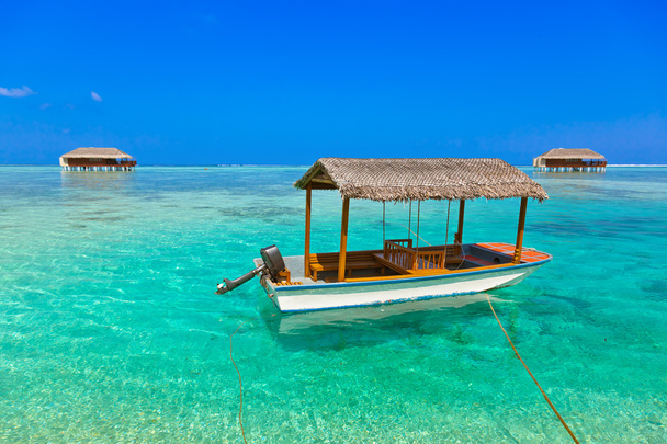Loď a bungalovů na ostrově Malediv - Fotografie, Obrázek