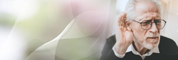 Портрет пожилого человека с проблемами со слухом; панорамный баннер - Фото, изображение