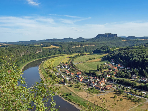 Vue aérienne de la ville Rathen sur l'Elbe en Saxe Suisse, Allemagne - Photo, image