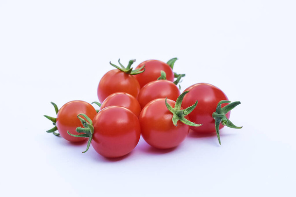 白い背景に新鮮な赤いトマト - 写真・画像