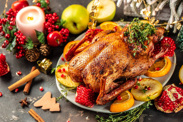 Pato assado recheado com maçãs assadas em uma frigideira em um fundo de madeira escura, Natal festivo, espaço de cópia, vista superior, - Foto, Imagem