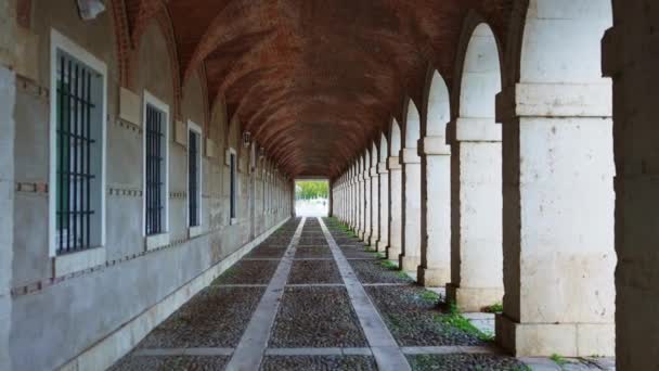Átjáró nagy boltívekkel és kőoszlopokkal, amelyek perspektívát teremtenek az aranjuezi királyi palotára. - Felvétel, videó