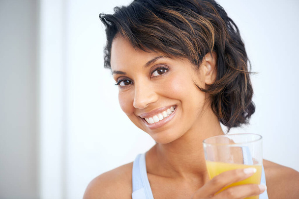 Sok pomarańczowy, szkło i szczęśliwa kobieta portret ze zdrowym śniadaniem, odżywianie i witaminy c korzyści dla energii. Brazylijski dietetyk, wellness i świecąca twarz z napojem owocowym, detoksykacją i przeciwutleniaczem. - Zdjęcie, obraz