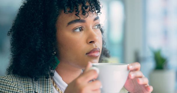 Пить, чай и черная женщина думает в офисе с спокойным кофе-брейк и расслабиться с миром по утрам. Работа, идея и сотрудники пьют горячий шоколад, напитки или эспрессо латте для получения энергии. - Фото, изображение