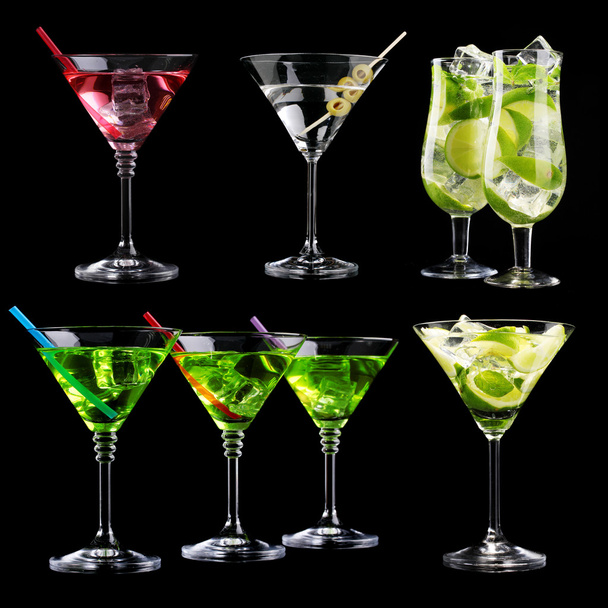 Collage verschiedener Cocktails auf schwarzem Hintergrund - Foto, Bild