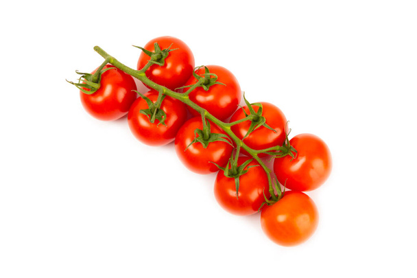 Beyaz arka planda izole edilmiş vişne domatesleri. Kırmızı taze domates. Taze sebzeler. Vejetaryen. Yakın plan. Sağlıklı yiyecekler. Salata Malzemeleri. - Fotoğraf, Görsel