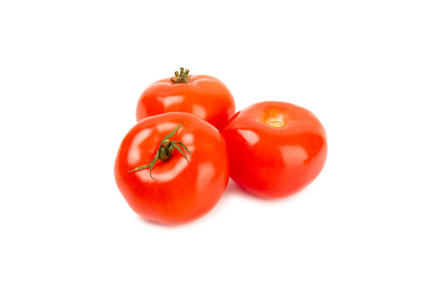 Czerwony pomidor izolowany na białym tle. Świeże czerwone pomidory. Świeże warzywa. Wegańskie. Zbliżenie. Zdrowe jedzenie. Składniki sałatki. - Zdjęcie, obraz
