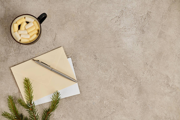 envelopes pós e caneta perto de ramo de pinho e chocolate quente com marshmallows, pano de fundo de Natal - Foto, Imagem