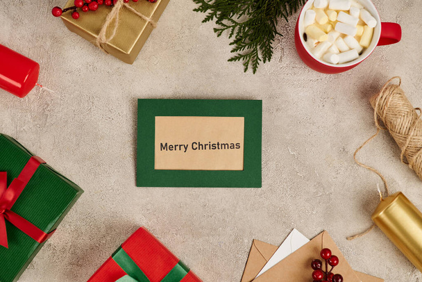 feliz año nuevo tarjeta de felicitación cerca de taza de chocolate caliente y coloridas cajas de regalo, fondo de Navidad - Foto, imagen