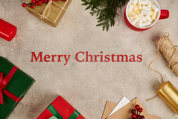 Feliz Natal saudação no quadro com caixas de presente coloridas e chocolate quente com marshmallow - Foto, Imagem