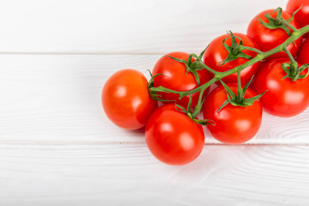 Tomates em fundo de textura. Tomates cereja na mesa da cozinha. Legumes orgânicos, colheita. Vegan. Tomates frescos maduros. espaço de cópia. - Foto, Imagem