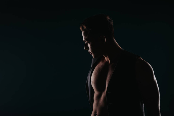 Sylwetka wysportowanego sportowca napinającego mięśnie, inspirującego wynikami transformacji ciała i motywującego innych. - Zdjęcie, obraz