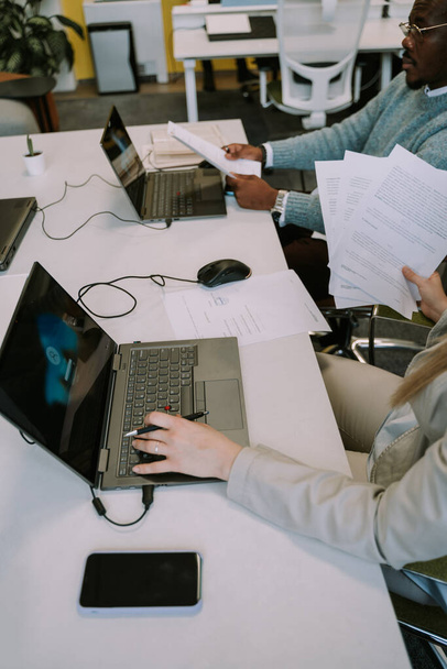 Pessoas trabalhando em seus laptops no escritório - Foto, Imagem