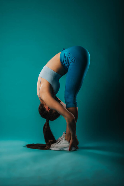 Fiducioso modello di fitness femminile Muscoli di stretching ed esercizio in studio - Foto, immagini
