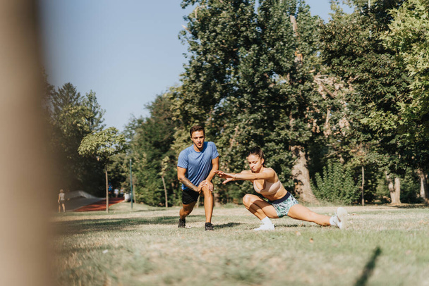 Treinamento de casal ativo em um parque ensolarado, motivação e fitness ao ar livre - Foto, Imagem