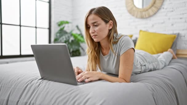 Stresszes fiatal szőke nő, zaklatott és komoly, küzd az online problémák használata közben laptop kényelmes ágyban, magában foglaló stresszes reggeli életmód az ő gyönyörű hálószoba. - Felvétel, videó