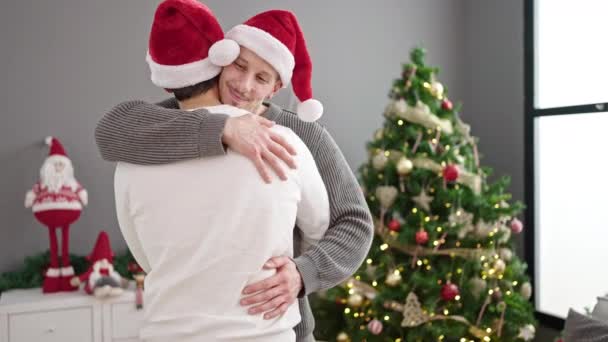 Δύο άνδρες ζευγάρι γιορτάζει χριστουγεννιάτικο χορό στο σπίτι - Πλάνα, βίντεο
