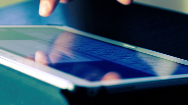 Człowiek za pomocą palca do dotykania klawiatury tabletka komputera pc ekran dotykowy, niebieski kolor stylu - Materiał filmowy, wideo