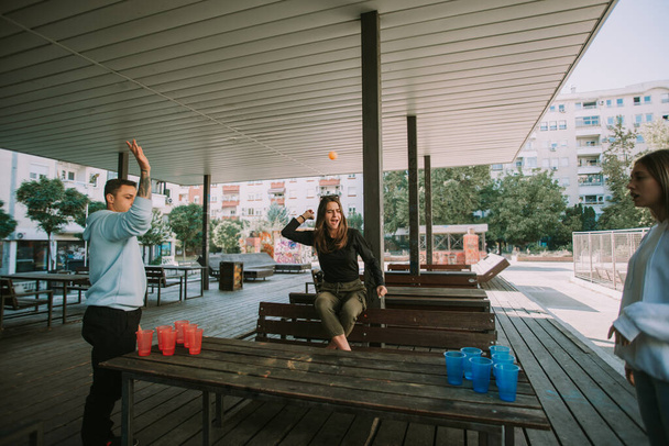 Migliori amici incredibili giocare a birra pong e divertirsi al parco - Foto, immagini