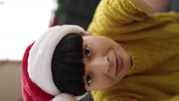 Mladý číňan žena s video hovor nosit vánoční klobouk doma - Záběry, video