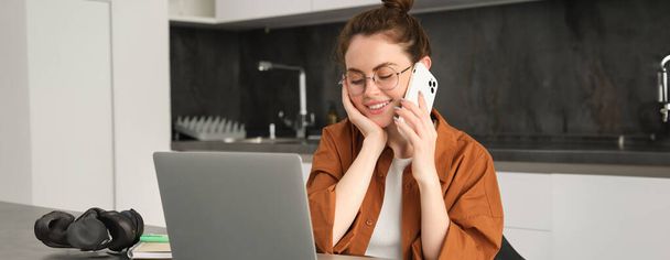 Muotokuva nuori nainen kotona, tekee verkko-ostoksia. Liikenainen on oma start-up soittaa puhelun, on keskustella asiakkaan kanssa, myyjä kaupankäynnin verkossa, kannettavan tietokoneen avulla. - Valokuva, kuva