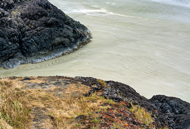 Sziklák és homok a Csendes-óceán partján Tofino közelében, Brit Columbia, Kanada. - Fotó, kép