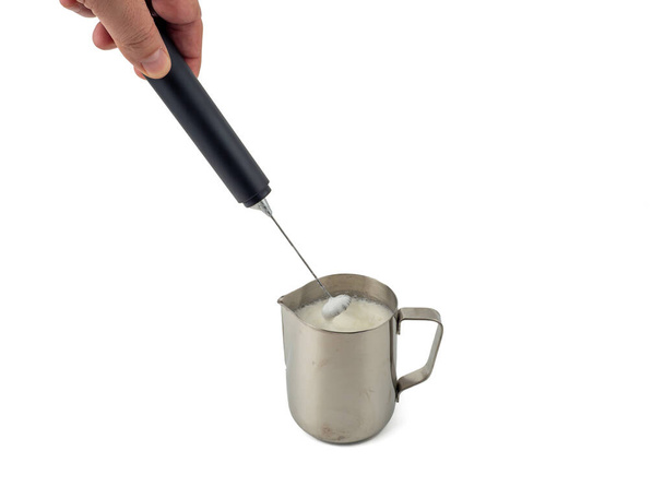 Αυτόματος κατασκευαστής αφρού γάλακτος. Μεταλλική κούπα γάλακτος και ηλεκτρικός αφρός γάλακτος που απομονώνονται σε λευκό φόντο. - Φωτογραφία, εικόνα