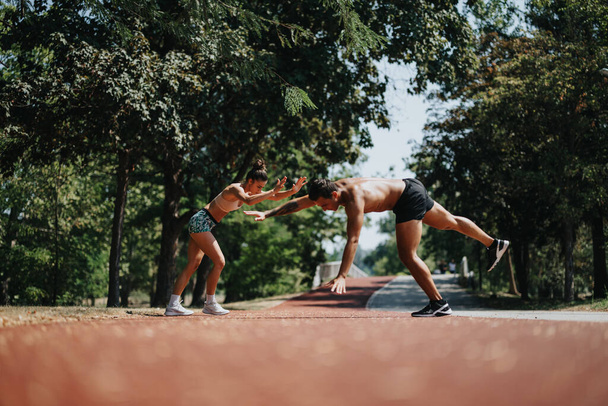 Aktivní duo předvádění atletiky a vitality ve venkovním sportovním tréninku - Fotografie, Obrázek