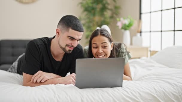 Adorable couple souriant et relaxant à la maison, couché au lit bavarder et profiter d'un appel vidéo charmant dans leur chambre confortable et magnifiquement conçu. - Séquence, vidéo