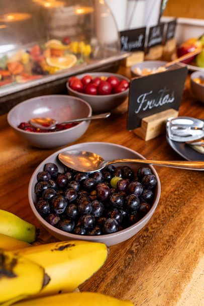 frisches Obst am Buffet im Restaurant eines Hotels - Foto, Bild