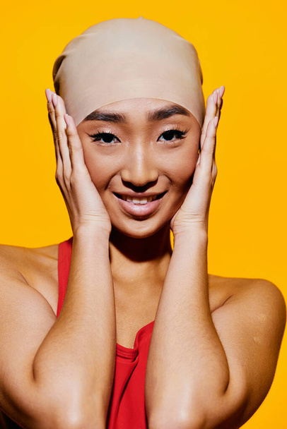 Γυναίκα μοντέρνο στούντιο μόδας έκπληκτος συναίσθημα χαρούμενο χαμόγελο κομψό casual κίτρινο κατάπληκτος ασιατικό πορτρέτο χείλη γυναικεία μαλλιά lifestyle ελκυστική κόκκινο wow ομορφιά - Φωτογραφία, εικόνα