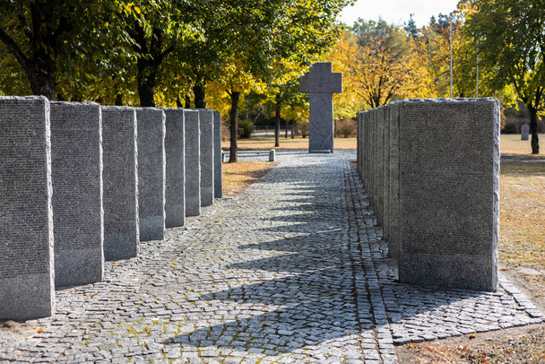 Κίεβο. Περιφέρεια Κίεβο. Ουκρανία. 13.10.2023. Λίθινες ταφόπλακες στο γερμανικό νεκροταφείο το φθινόπωρο. Όμορφο γερμανικό νεκροταφείο κοντά στο Κίεβο. Πολλοί νεκροί Γερμανοί στρατιώτες των νεκρών κατά τη διάρκεια του 2ου Παγκοσμίου Πολέμου. - Φωτογραφία, εικόνα