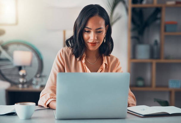 Nő dolgozik laptop online, ellenőrzi az e-maileket és tervez az interneten, miközben ül egy irodában egyedül a munkahelyen. Üzleti nő, vállalati szakmai vagy menedzser keres az interneten. - Fotó, kép