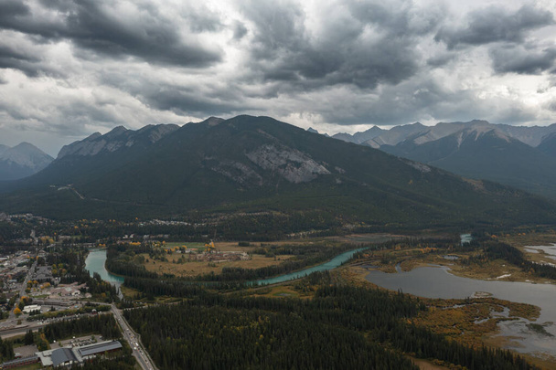 Luftaufnahme der Gegend von Banff mit den Vermilions Lakes - Foto, Bild