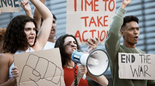 Vechten, protesteren en vrouw met een megafoon in een stad voor aankondiging, verandering of gemeenschapsmacht. Spreker, transformatie en mensen met vuist voor gerechtigheid stem, vrijheid of aandacht van de overheid toespraak. - Foto, afbeelding