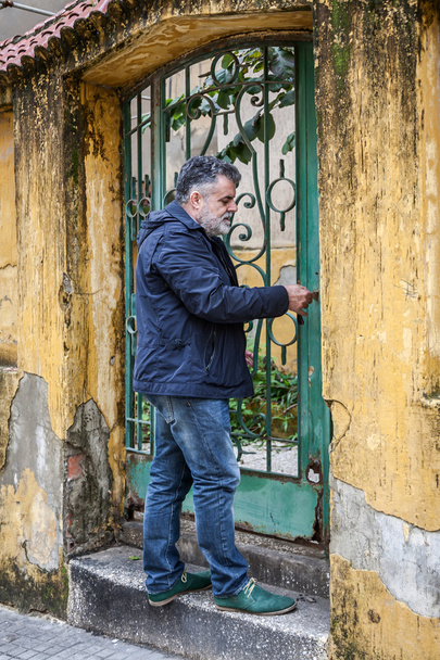 Homme barbu attrayant ouvrant la porte
  - Photo, image