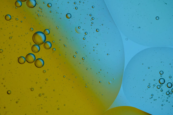 Top view φυσαλίδες πετρελαίου πτώση στο νερό με πολύχρωμο φόντο, Macro φωτογραφία έννοια - Φωτογραφία, εικόνα