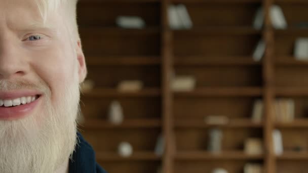 Casual positieve albino man voor tandheelkundige achtergrond. Close-up portret van gelukkig lachende knappe blonde man met baard. Hollywood glimlach concept met witte rechte tanden, glimlachende lippen. Genieten van het leven 4K - Video