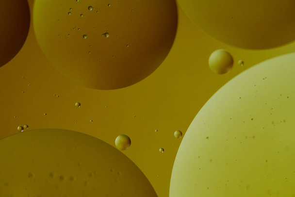 Вид сверху пузырьки масла падение на воду с красочным фоном, Макрофотография концепции - Фото, изображение