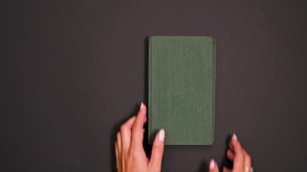 Tocco creativo di una donna: Libro Vintage rivelato in stile - Filmati, video