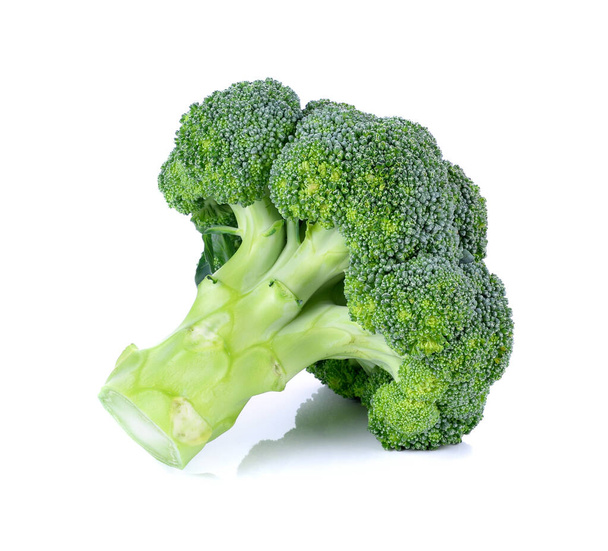 Brokoli beyaz arkaplanda izole edildi - Fotoğraf, Görsel