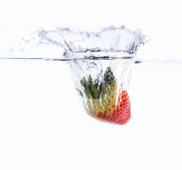 φράουλα βυθίζεται στο νερό - Φωτογραφία, εικόνα