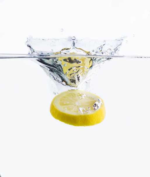 Limón y agua
 - Foto, Imagen