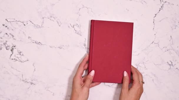Retro Book Magic: Ręka kobiety ujawnia przeszłość - Materiał filmowy, wideo